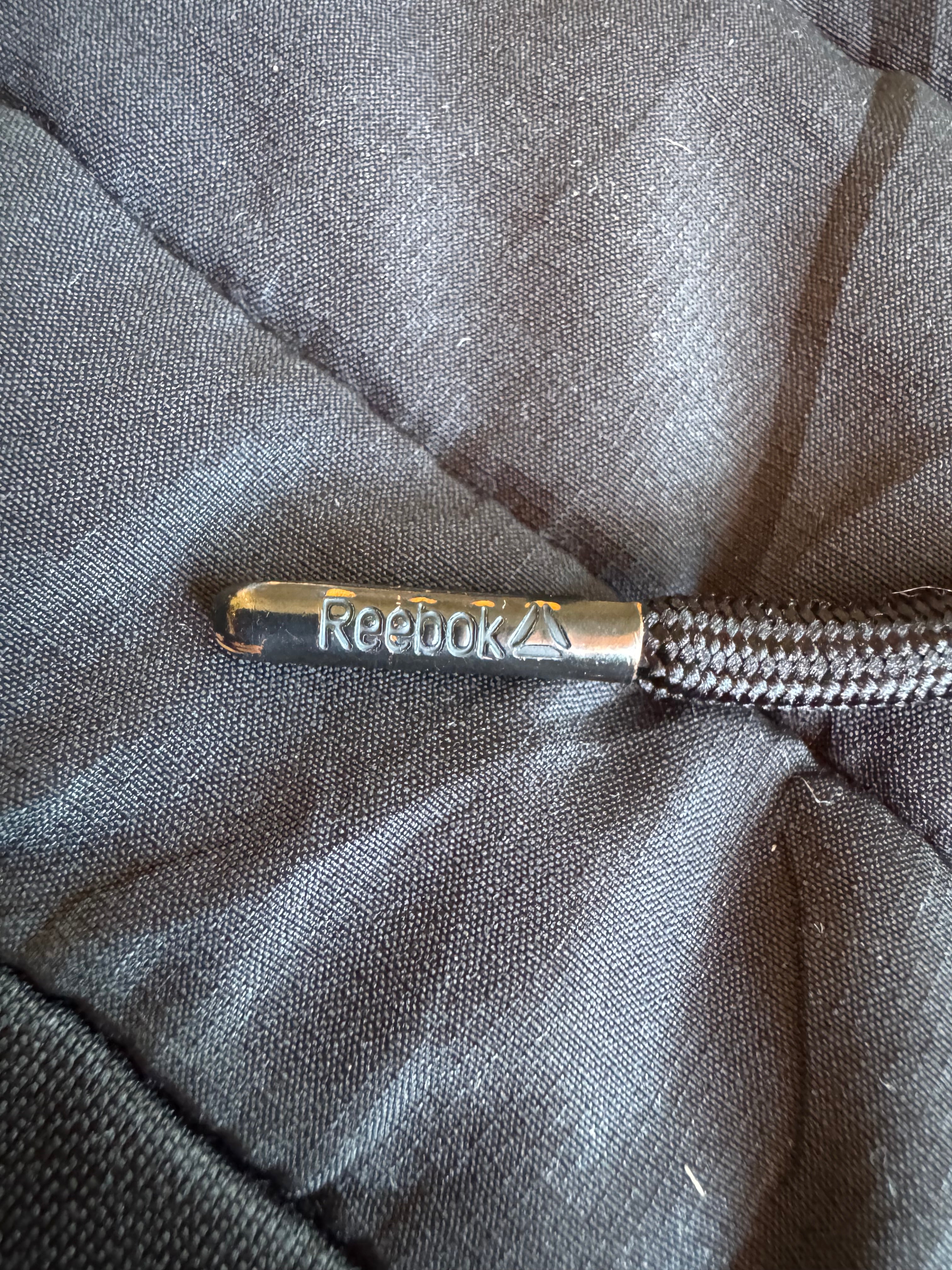 Giacca Reebok con Cappuccio e Dettagli Trapuntati