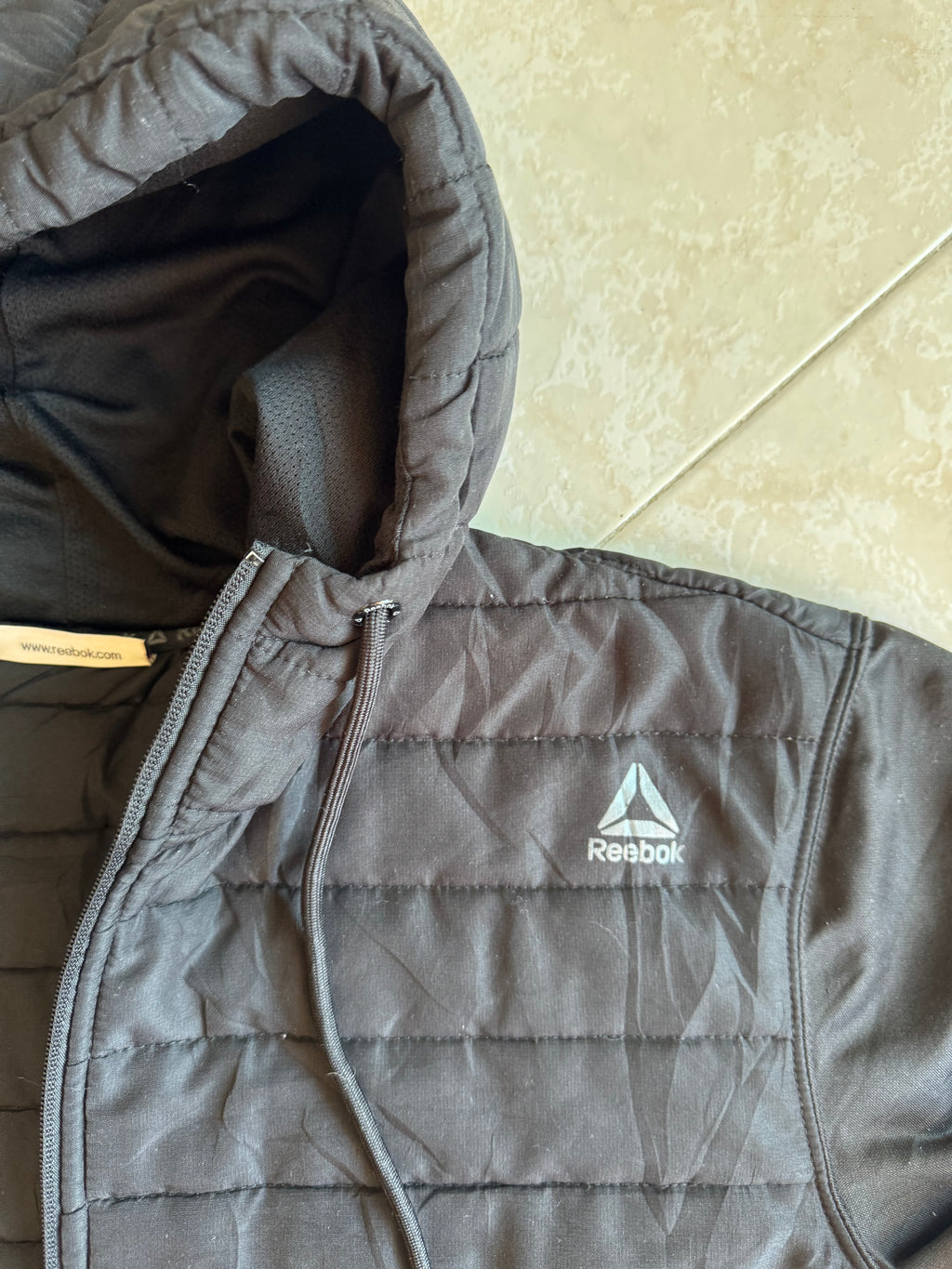 Giacca Reebok con Cappuccio e Dettagli Trapuntati