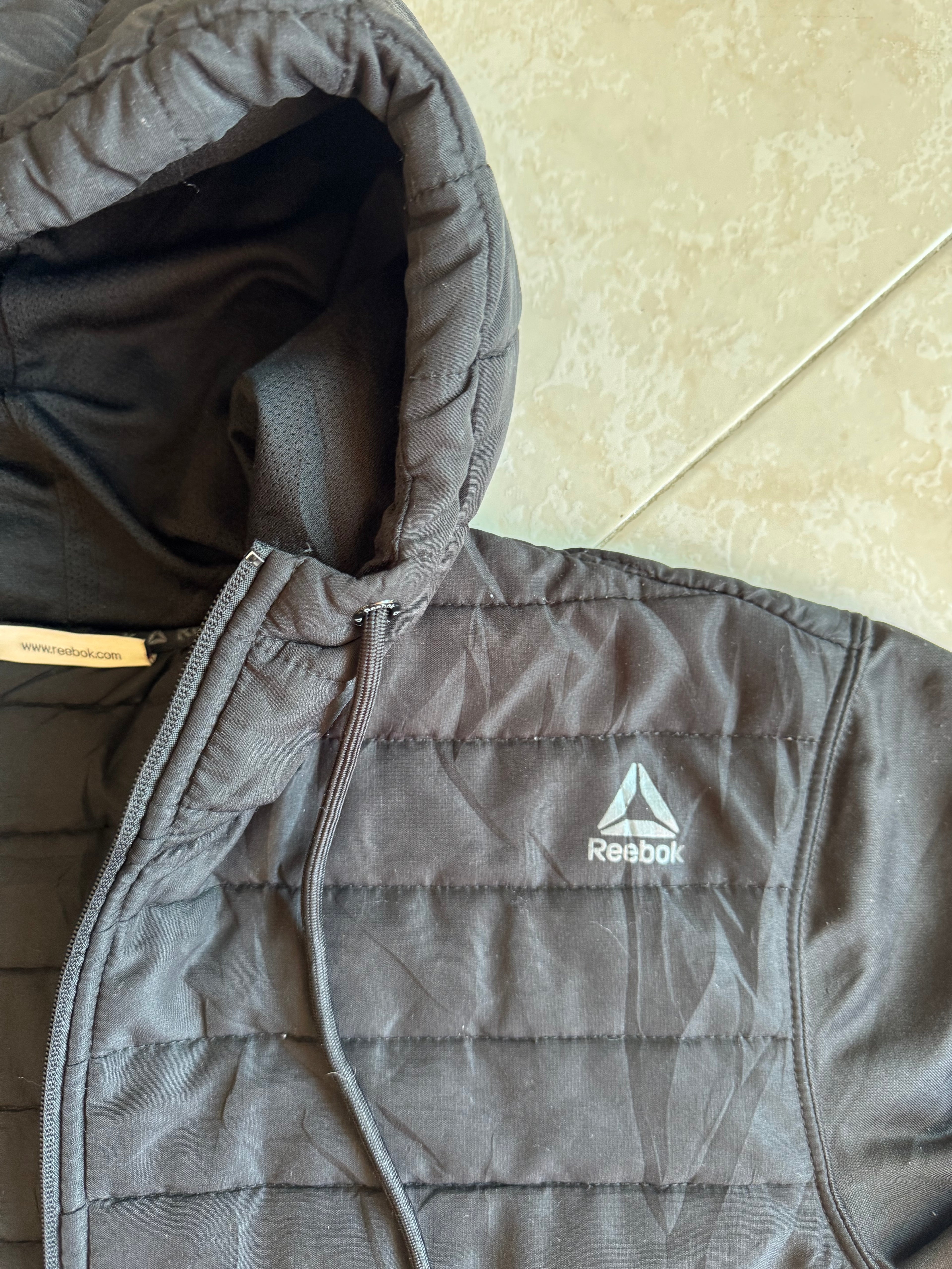 Giacca Reebok con Cappuccio e Dettagli Trapuntati
